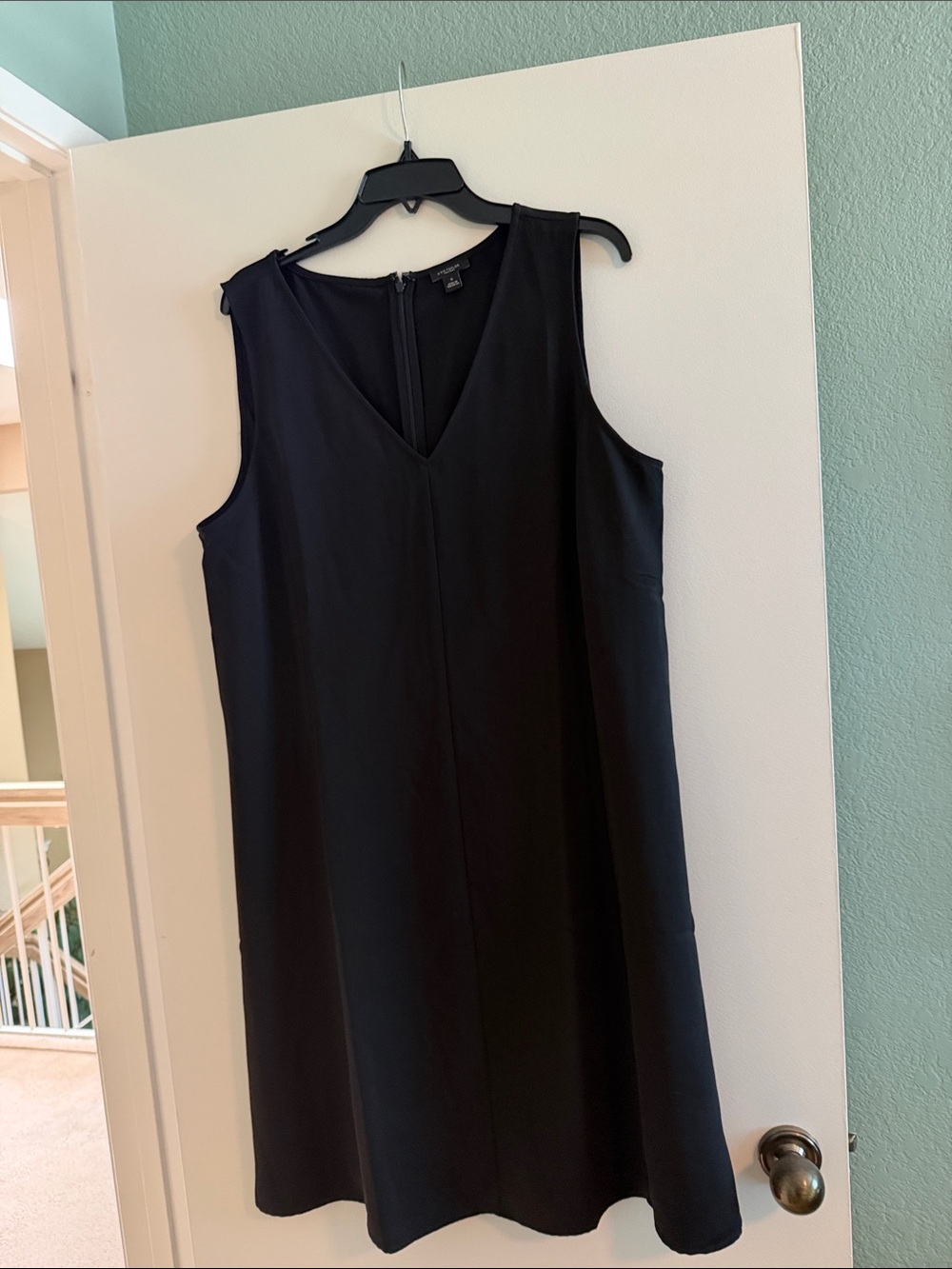 Ann Taylor Classic Black Sleeveless V-Neck Dress size 16